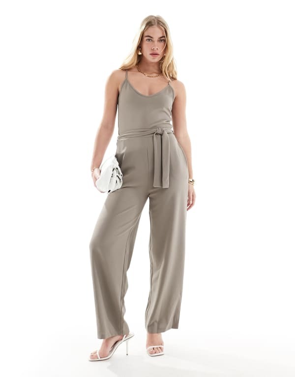 【送料無料】 ジェイディーワイ レディース ジャンプスーツ トップス JDY cami jumpsuit in stone Driftwood