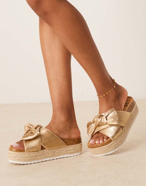 【送料無料】 エイソス レディース サンダル シューズ ASOS DESIGN Thankful bow detail flatform sandals in gold GOLD