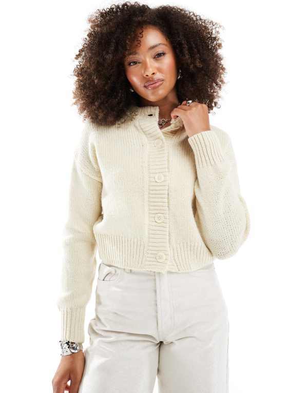 【送料無料】 エイソス レディース カーディガン アウター ASOS DESIGN crop crew neck cardigan in cream Cream