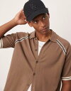 【送料無料】 エイソス メンズ ポロシャツ トップス ASOS DESIGN relaxed knit button up polo in brown with...