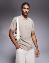 【送料無料】 エイソス メンズ ポロシャツ トップス ASOS DESIGN textured zip polo in stone Silver Mink
