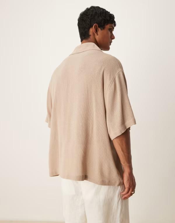 【送料無料】 エイソス メンズ シャツ トップス ASOS DESIGN boxy textured camp collar regular shirt in beige BEIGE