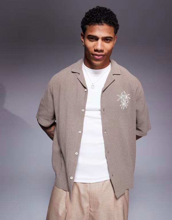 【送料無料】 エイソス メンズ シャツ トップス ASOS DESIGN boxy camp collar shirt with chest embroidery in sage SAGE