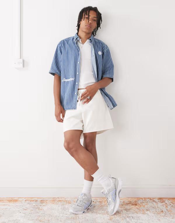 【送料無料】 リクレイム ヴィンテージ メンズ ハーフパンツ・ショーツ ボトムス Reclaimed Vintage baggy fit shorter length pull on chino shorts in ecru ECRU