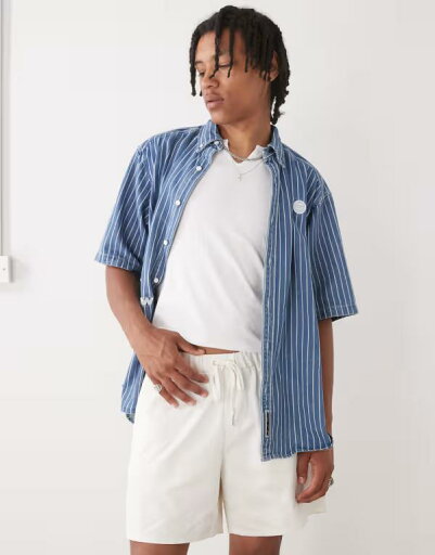 【送料無料】 リクレイム ヴィンテージ メンズ ハーフパンツ・ショーツ ボトムス Reclaimed Vintage baggy fit shorter length pull on chino shorts in ecru ECRU