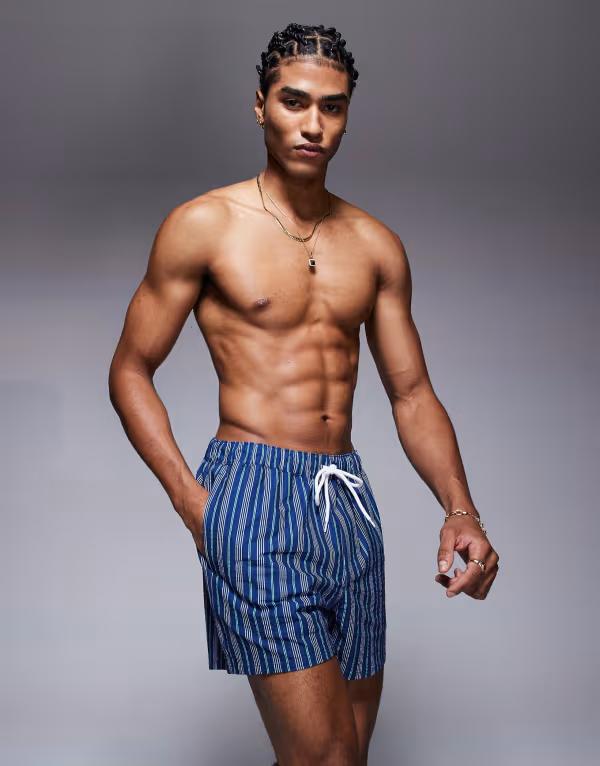 【送料無料】 エイソス メンズ ハーフパンツ・ショーツ 水着 ASOS DESIGN swim shorts in short length with blue stripe BLUE