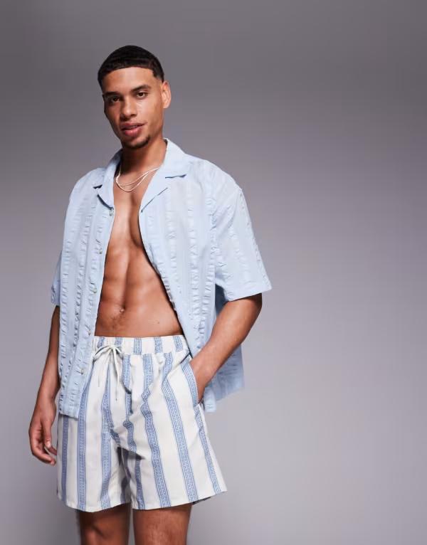 【送料無料】 エイソス メンズ ハーフパンツ・ショーツ 水着 ASOS DESIGN swim shorts in mid length in blue stripe BLUE