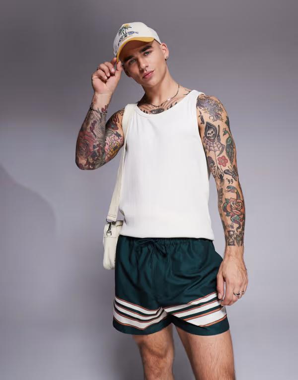 【送料無料】 エイソス メンズ ハーフパンツ・ショーツ 水着 ASOS DESIGN swim shorts in short length in green with border stripe GREEN