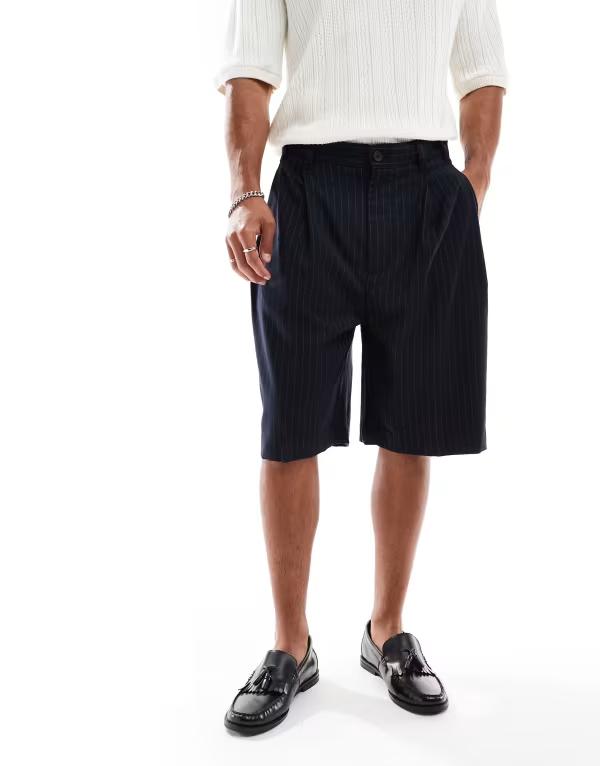 【送料無料】 プルアンドベアー メンズ ハーフパンツ・ショーツ ボトムス Pull&Bear tailored dress shorts in navy stripes NAVY
