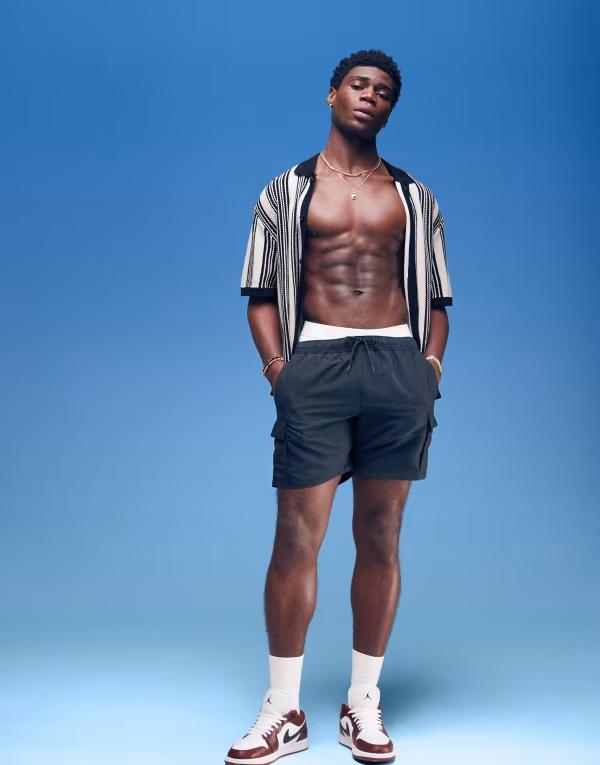 【送料無料】 エイソス メンズ ハーフパンツ・ショーツ 水着 ASOS DESIGN swim shorts in mid length with cargo pockets in black Black