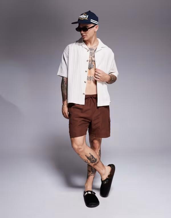 【送料無料】 エイソス メンズ ハーフパンツ・ショーツ 水着 ASOS DESIGN swim shorts in mid length with cargo pockets in dark brown Dark brown