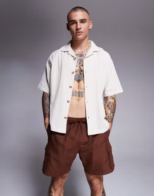 【送料無料】 エイソス メンズ ハーフパンツ・ショーツ 水着 ASOS DESIGN swim shorts in mid length with cargo pockets in dark brown Dark brown