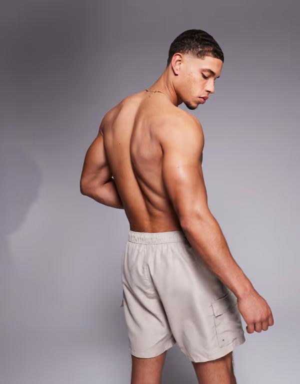 【送料無料】 エイソス メンズ ハーフパンツ・ショーツ 水着 ASOS DESIGN swim shorts in mid length with cargo pockets in stone STONE