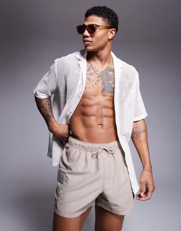 【送料無料】 エイソス メンズ ハーフパンツ・ショーツ 水着 ASOS DESIGN swim shorts in short length with cargo pockets in stone STONE