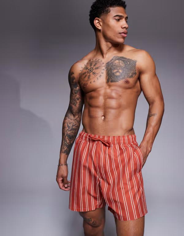 【送料無料】 エイソス メンズ ハーフパンツ・ショーツ 水着 ASOS DESIGN swim shorts in mid length in orange stripe ORANGE
