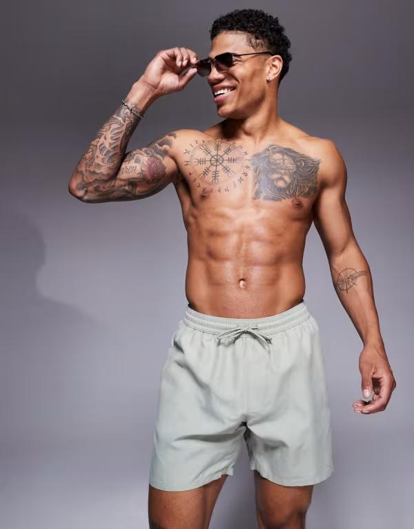 【送料無料】 エイソス メンズ ハーフパンツ・ショーツ 水着 ASOS DESIGN swim shorts in mid length in sage SAGE
