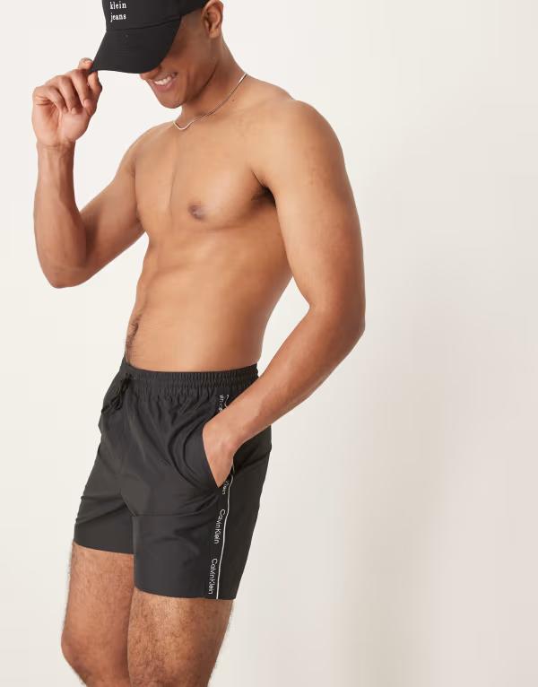 【送料無料】 カルバンクライン メンズ ハーフパンツ・ショーツ 水着 Calvin Klein logo taping drawstring swim shorts in black Black
