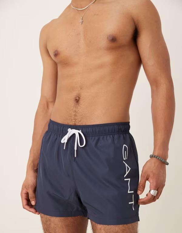 【送料無料】 ガント メンズ ハーフパンツ・ショーツ 水着 GANT swim shorts with side logo in navy Marine