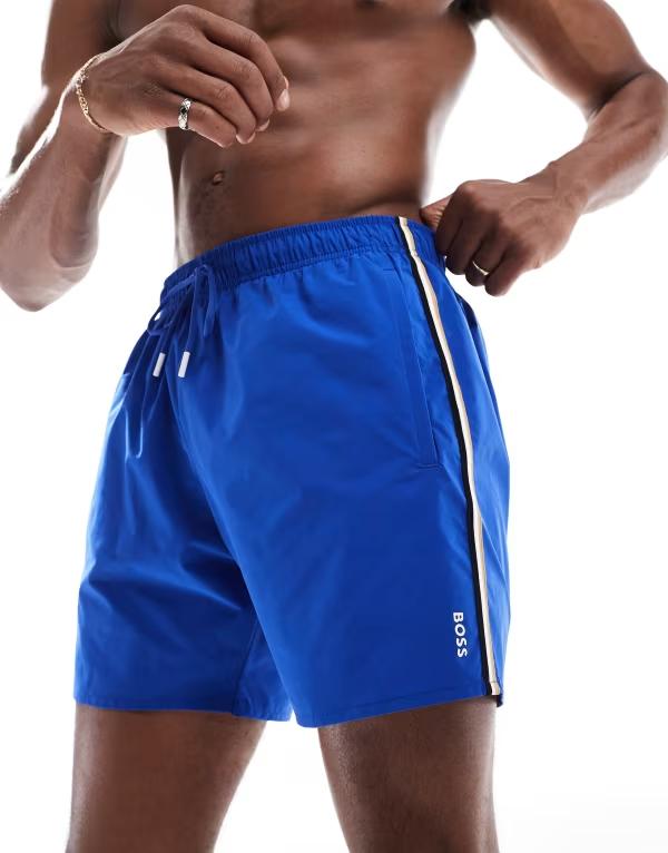 【送料無料】 ボス オレンジ メンズ ハーフパンツ・ショーツ 水着 Boss Iconic logo swim shorts in blue with side stripe Medium Blue
