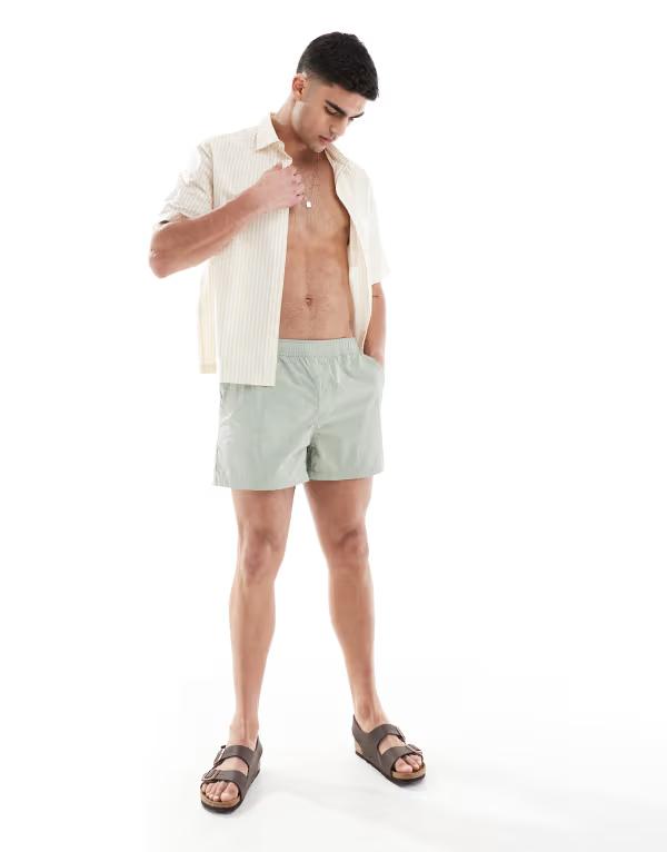【送料無料】 リバーアイランド メンズ ハーフパンツ・ショーツ 水着 River Island swim shorts in light khaki KHAKI - LIGHT