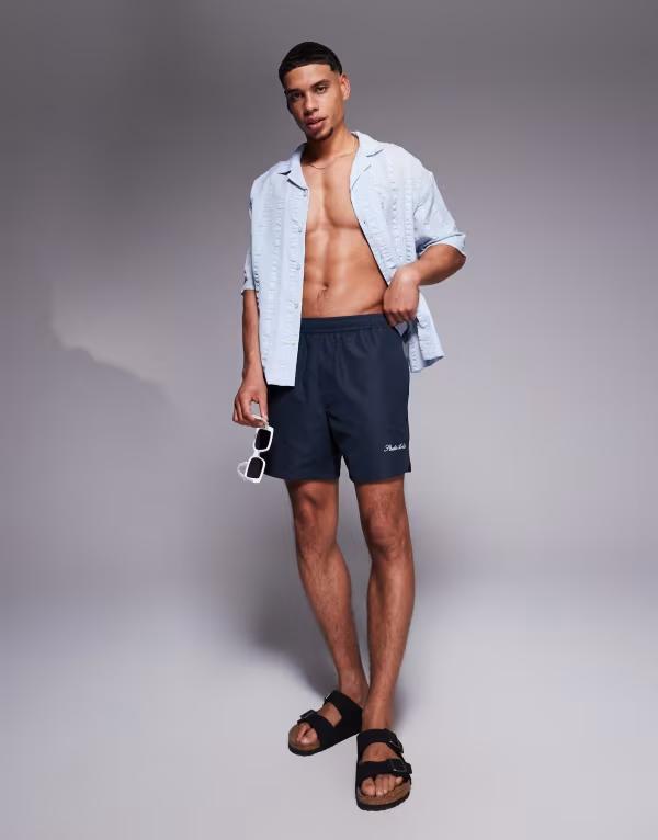 【送料無料】 エイソス メンズ ハーフパンツ・ショーツ 水着 ASOS DESIGN swim shorts in mid length with embroidery in navy NAVY