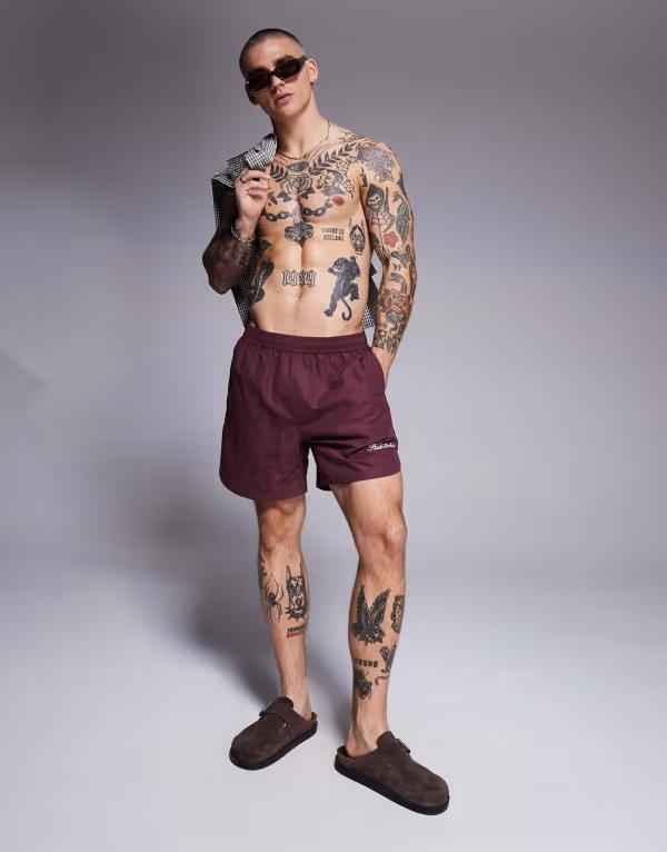 【送料無料】 エイソス メンズ ハーフパンツ・ショーツ 水着 ASOS DESIGN swim shorts in mid length with embroidery in burgundy Burgundy