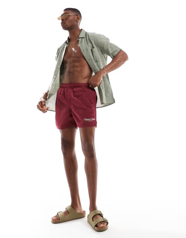 【送料無料】 ジャック アンド ジョーンズ メンズ ハーフパンツ・ショーツ 水着 Jack & Jones swim shorts with original print in burgundy Tibetan red