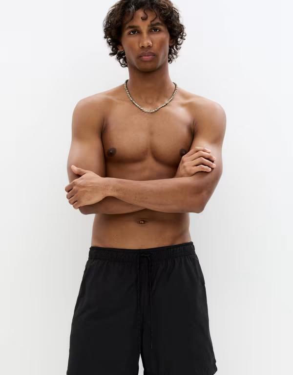 【送料無料】 プルアンドベアー メンズ ハーフパンツ・ショーツ 水着 Pull&Bear STWD swim shorts in black Black