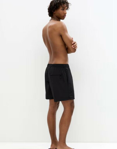 【送料無料】 プルアンドベアー メンズ ハーフパンツ・ショーツ 水着 Pull&Bear STWD swim shorts in black Black