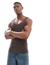 【送料無料】 エイソス メンズ ベスト トップス ASOS DESIGN essential muscle fit rib knit tank top in brown Seal brown