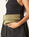 【送料無料】 マイアクセサリーズ レディース クラッチバッグ バッグ My Accessories satin roll top clutch in olive green Olive Green