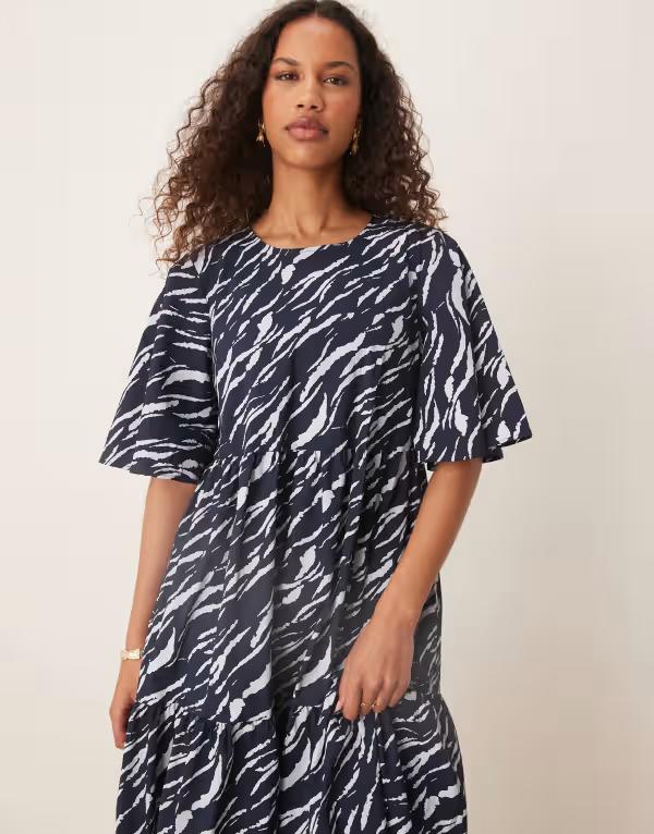 【送料無料】 ジェイディーワイ レディース ワンピース トップス JDY tiered short sleeve midi dress in navy zebra print NAVY BLAZER