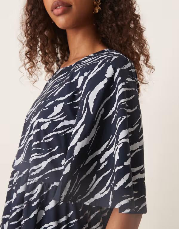 【送料無料】 ジェイディーワイ レディース ワンピース トップス JDY tiered short sleeve midi dress in navy zebra print NAVY BLAZER