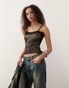 【送料無料】 コルージョン レディース ベスト トップス COLLUSION knit cami top with ruffle detail in brown...