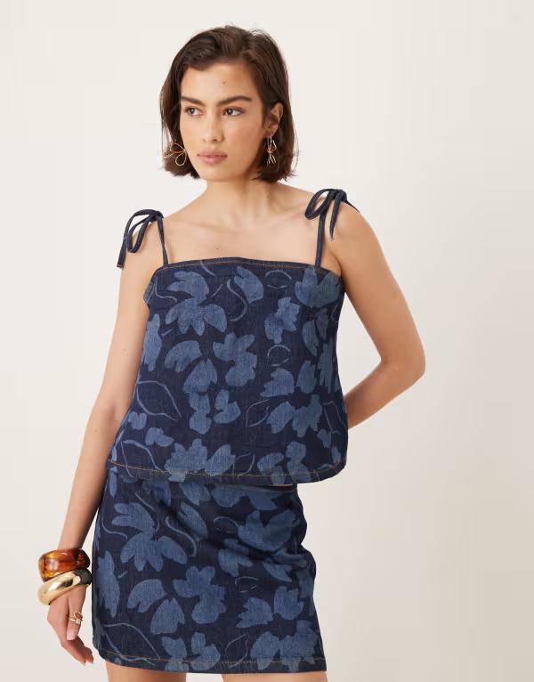 ■トップスサイズ サイズ | バスト(cm) | ウェスト(cm) XS(2) | 約83-84cm | 約63cm S(4-6) | 約87-89cm | 約66cm M(8-10) | 約91-93cm | 約71cm L(12-14)| 約96-99cm | 約76cm XL(16-18)| 約101-104cm | 約81cm ■ブランド ASOS DESIGN (エイソス)■商品名 ASOS DESIGN denim cami top with tie straps in floral laser indigo - part of a set■商品は海外よりお取り寄せの商品となりますので、お届けまで10日-3週間前後お時間頂いております。 ■ブランド・商品・デザインによって大きな差異がある場合があります。 ■あくまで平均的なサイズ表ですので「目安」として参考にしてください。 ■お届けの商品は1枚目のお写真となります。色展開がある場合、2枚目以降は参考画像となる場合がございます。 ■只今、一部を除くすべて商品につきまして、期間限定で送料無料となります。 ※沖縄・離島・一部地域は追加送料(3,300円)が掛かります。