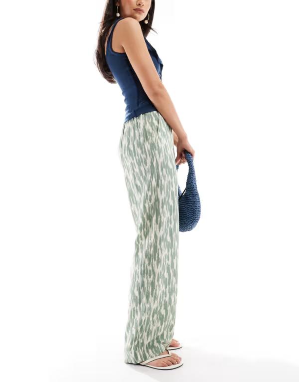 ReVida ŷԾŹ㤨֥⡼ ǥ ܥȥॹ 奢ѥ 磻ɥå ץ ѥ Vero Moda easy high waisted wide leg pants in abstract green print Birch Hedge ꡼פβǤʤ9,980ߤˤʤޤ