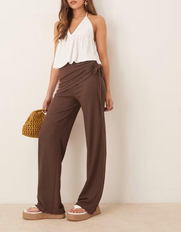エイソス レディース ボトムス カジュアルパンツ ストレート パンツ ASOS DESIGN textured fold waist detail straight leg pants in chocolate Chocolate チョコレート