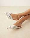 【送料無料】 エイソス レディース サンダル シューズ ASOS DESIGN Labyrinth cut-out pointed flat mules in white WHITE