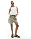 【送料無料】 ストラディバリウス レディース ハーフパンツ・ショーツ ボトムス Stradivarius tailored shorts in green GREEN