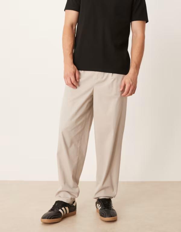 【送料無料】 エイソス メンズ カジュアルパンツ ボトムス ASOS DESIGN carrot fit smart chino pants in stone Dove