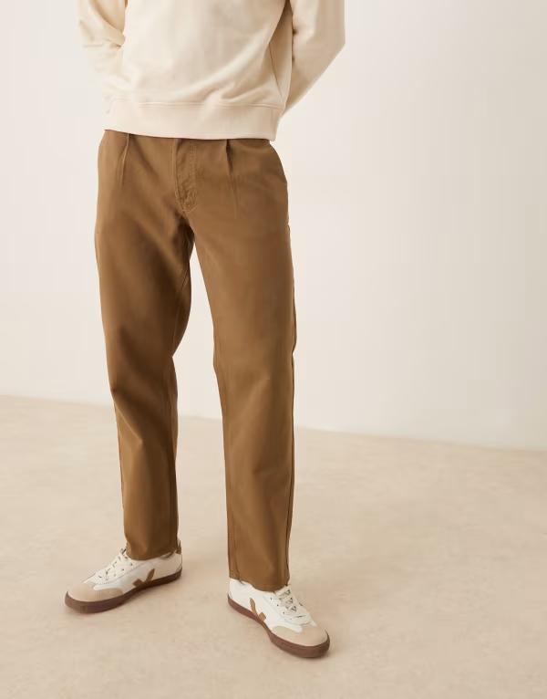 【送料無料】 エイソス メンズ カジュアルパンツ ボトムス ASOS DESIGN straight leg pants in khaki with pleats Khaki