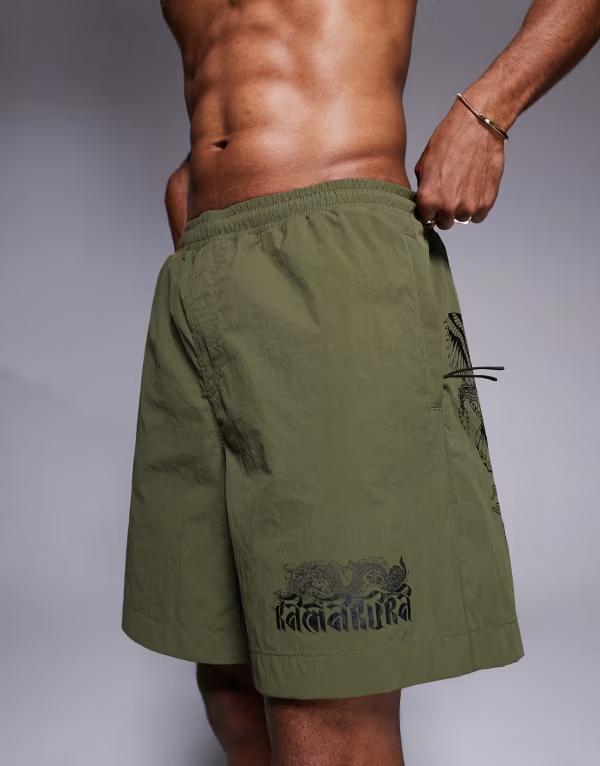 【送料無料】 リバーアイランド メンズ ハーフパンツ・ショーツ 水着 River Island swim shorts with dragon print in khaki green GREEN