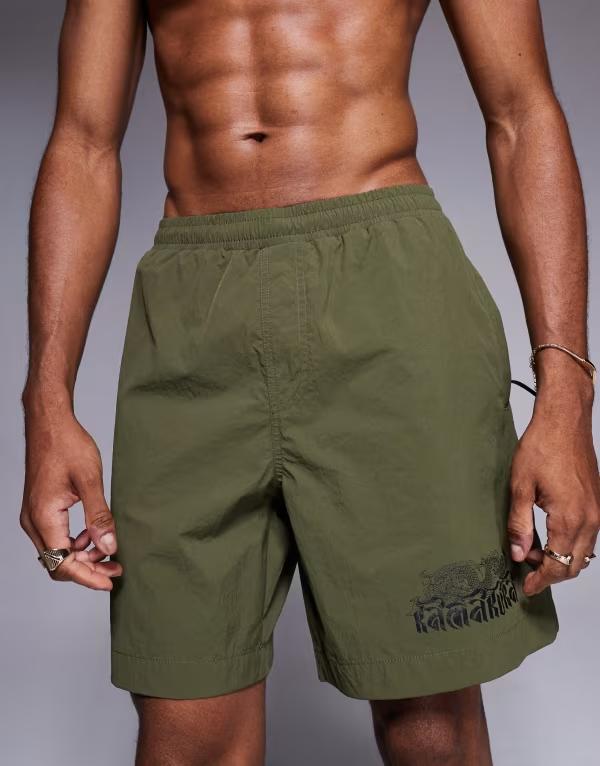 【送料無料】 リバーアイランド メンズ ハーフパンツ・ショーツ 水着 River Island swim shorts with dragon print in khaki green GREEN