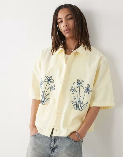 【送料無料】 リクレイム ヴィンテージ メンズ シャツ トップス Reclaimed Vintage short sleeve boxy shirt with floral embroidery in butter yellow ECRU 【送料無料】 リクレイム ヴィンテージ メンズ シャツ トップス Reclaimed Vintage short sleeve boxy shirt with floral embroidery in butter yellow ECRU