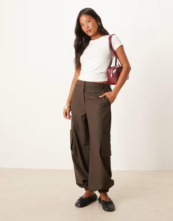 エイソス レディース ボトムス カジュアルパンツ ストレート プチ パンツ ASOS DESIGN Petite tailored straight leg pants with cuff and utility pocket detail in chocolate Chocolate チョコレート