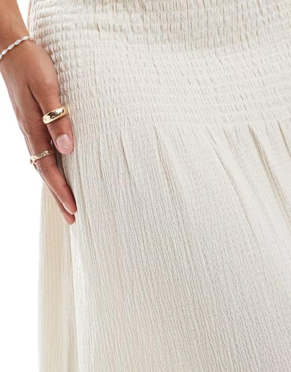 【送料無料】 ピーシーズ レディース スカート ボトムス Pieces smocked waist maxi skirt in cream Sandshell