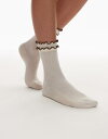【送料無料】 トップショップ レディース 靴下 アンダーウェア Topshop Daphne double ruffle socks in buttermilk with chocolate trim Buttermilk