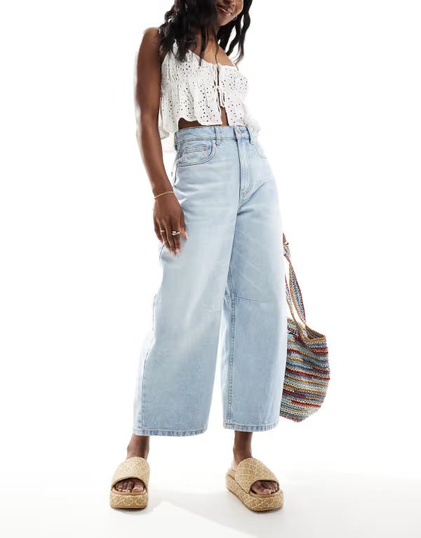 【送料無料】 エイソス レディース デニムパンツ ボトムス ASOS DESIGN cropped barrel leg jeans with cinch waist in light wash Light mid wash