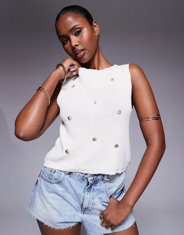 【送料無料】 エイソス レディース タンクトップ トップス ASOS DESIGN knitted tank top with gold shell charms in ecru Ecru