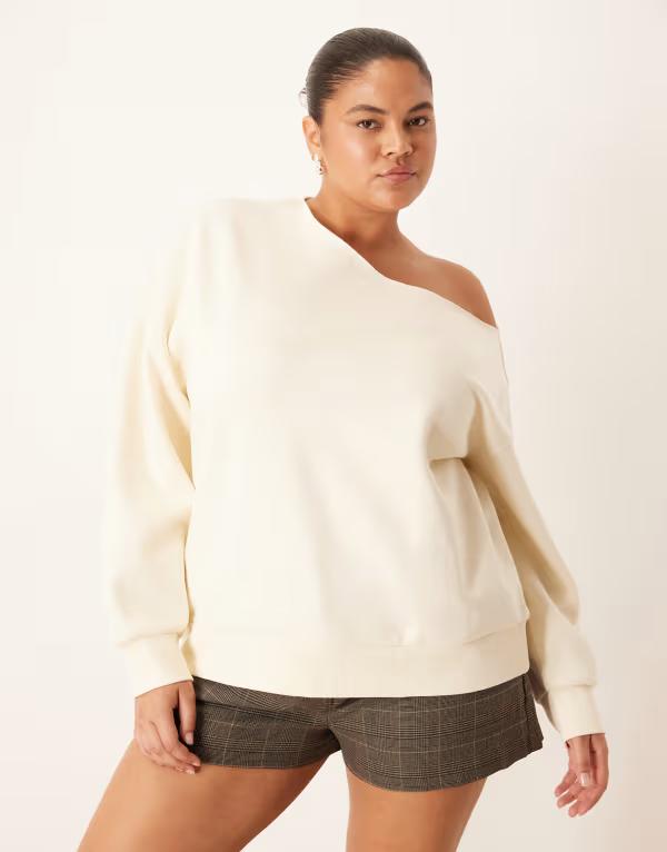 エイソス レディース アウター パーカー・スウェット スウェット シャツ ASOS Curve ASOS DESIGN Curve off the shoulder brushback sweatshirt in cream CREAM クリーム(4)